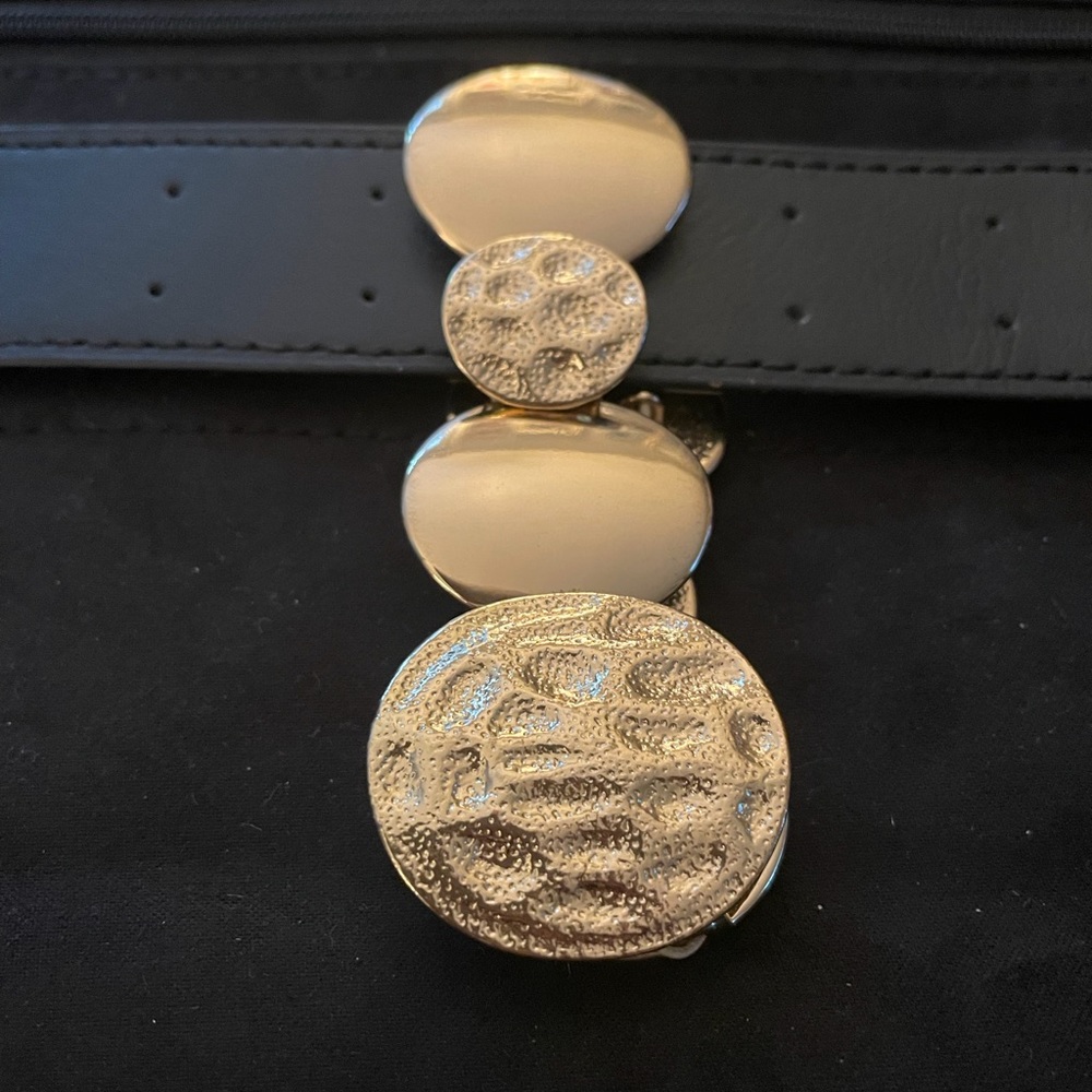 Gold tone stretch bracelet.